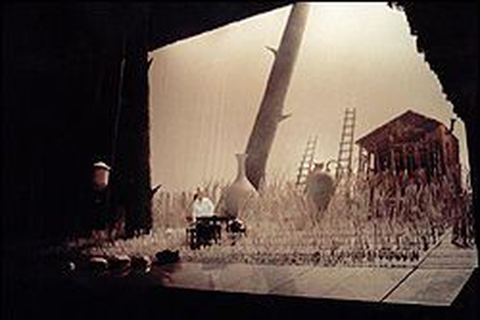 Сцена из спектакля. 1 акт