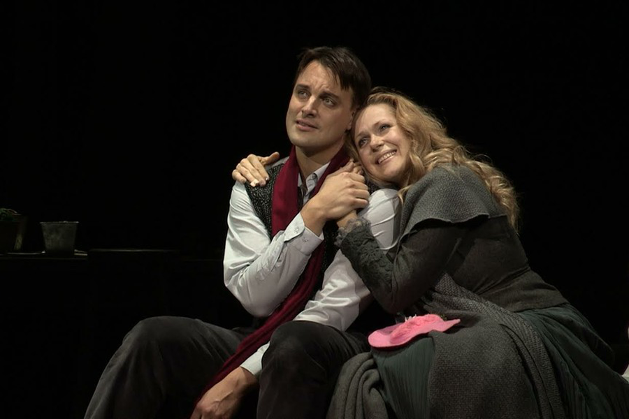 Портрет Дмитрия Попова на фоне Латвийской оперы