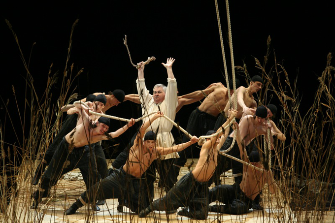 сцена из спектакля «Очарованный странник» (фотограф — Н. Разина), фото предоставлено Мариинским театром